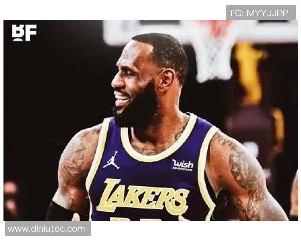 詹姆斯与儿子布朗尼同台亮相倒计时进入NBA选秀盛宴